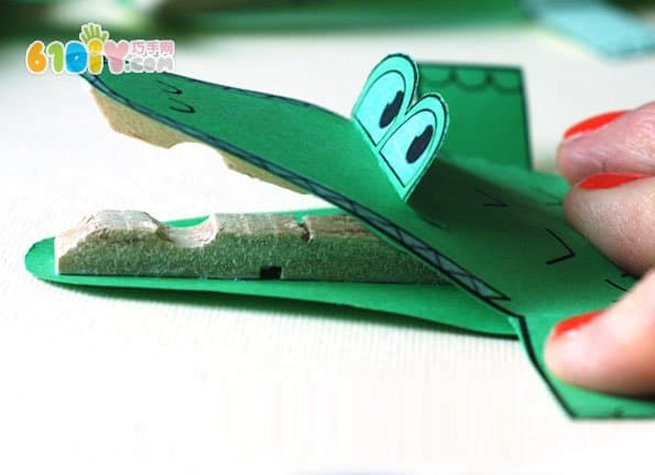 Children's handmade three-dimensional crocodile (with template)