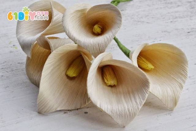 Autumn handmade corn leaves making calla