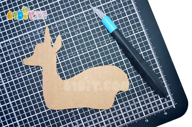 Christmas handmade waste cardboard making stereo reindeer