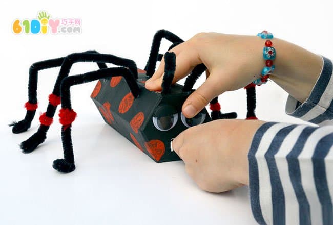 The carton becomes a child DIY makes a Halloween spider