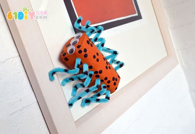 The carton becomes a child DIY makes a Halloween spider