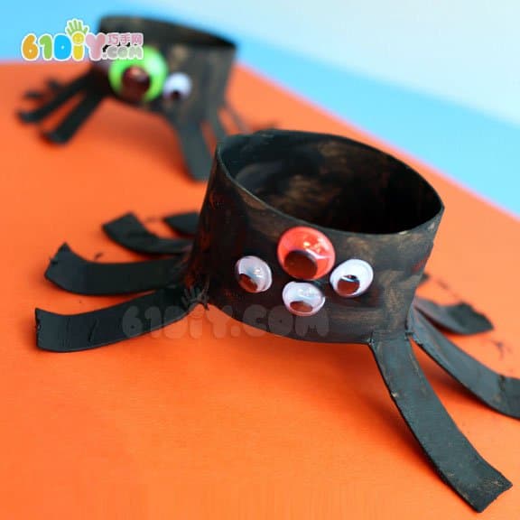 Toddler DIY Halloween 2 roll paper tube spider handmade