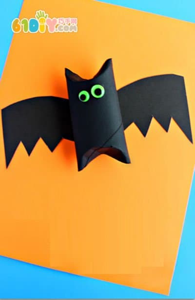 Roll paper core becomes a Halloween bat