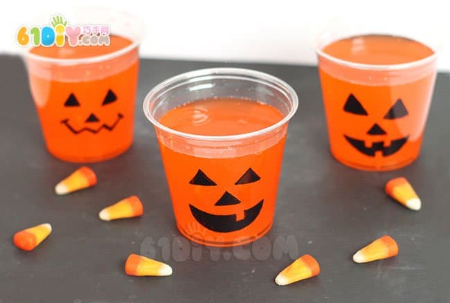 Disposable plastic cups make super simple Halloween pumpkins