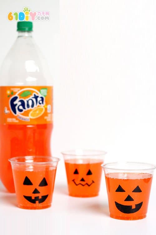 Disposable plastic cups make super simple Halloween pumpkins