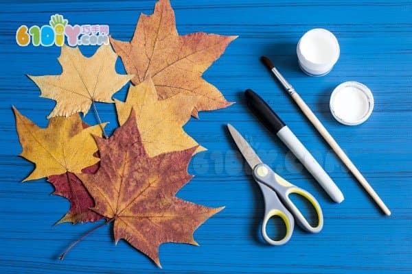 Children use the leaves to make Halloween ghosts