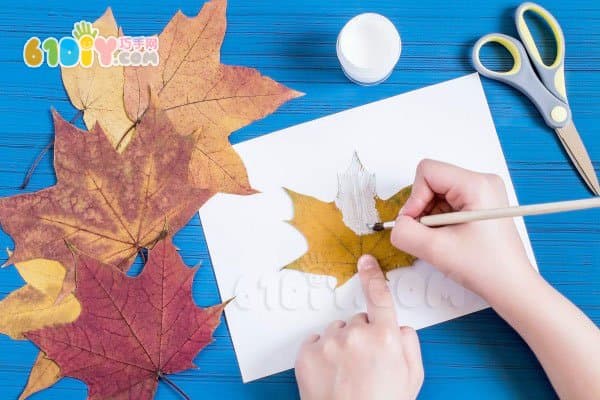 Children use the leaves to make Halloween ghosts