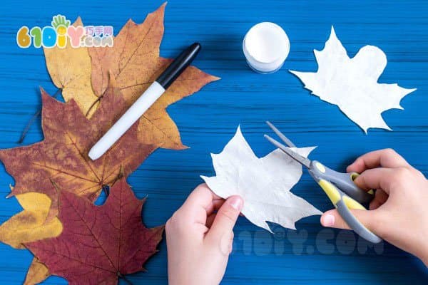 Children use the leaves to make Halloween ghosts