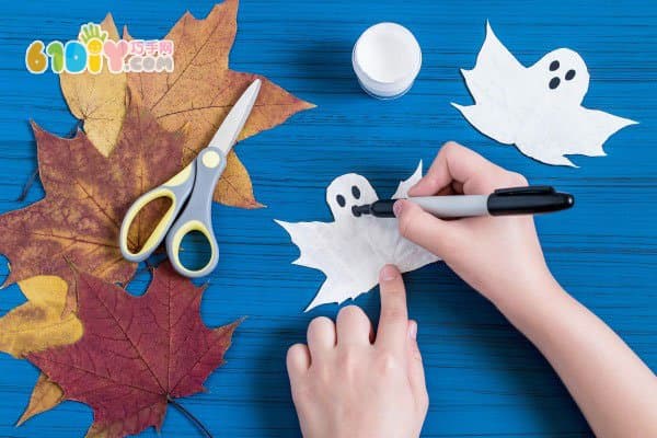 Children use the leaves to make Halloween ghosts