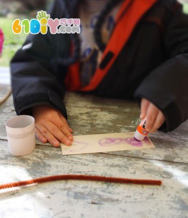 Toddler DIY making roll paper reindeer