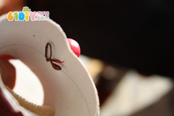Toddler DIY making roll paper reindeer