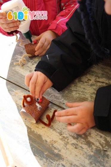Toddler DIY making roll paper reindeer
