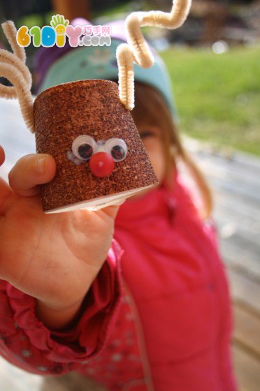 Toddler DIY making roll paper reindeer