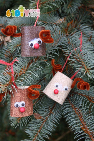Toddler DIY making roll paper reindeer