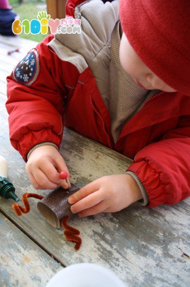 Toddler DIY making roll paper reindeer