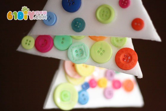 Button waste lunch box making christmas tree ornaments