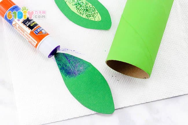 Spring roll paper tube turned into beautiful flowers