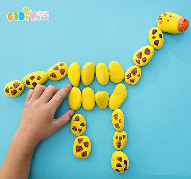 Pebble making giraffe puzzle toy