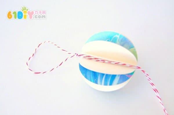 Simple making Christmas ball ornaments