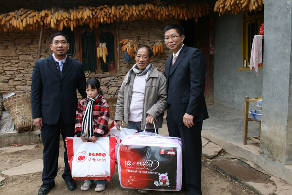 Piggybank Banner Executive Director Wu Huizhong (first from the right) and General Manager Xie Aiming (left one) visit children in the disaster area