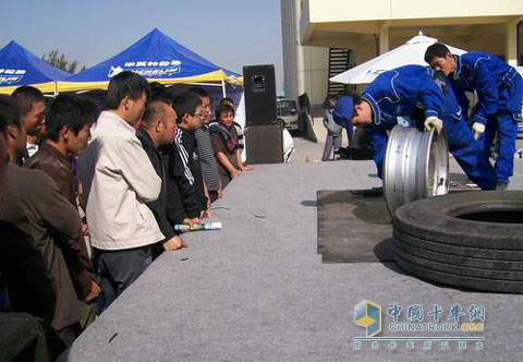 Michelin Experts Train Truck Drivers for Correct Tire Removal