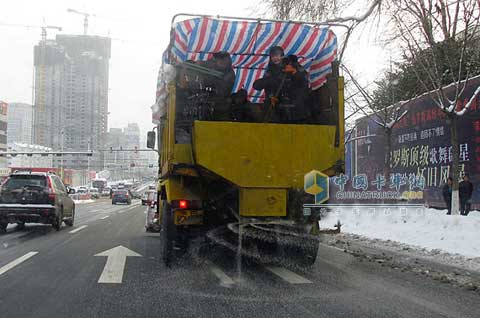 Homemade new snow melting agent spreader