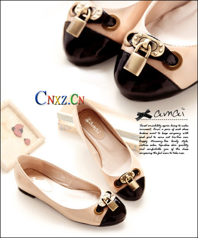 Lovers Lock Small Lock Two-Tone Flat Shoes