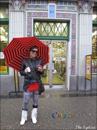 Long red motorcycle jacket is very design sense