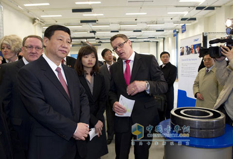 Xi Jinping listens carefully to the introduction of the head of the SKF factory