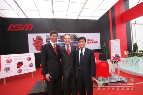 Mr. Cai Ruide, Commercial Counselor of the US Ambassador to China, visited the booth at Xi'an Cummins