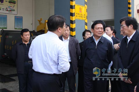 Secretary of the Beijing Municipal Committee Liu Qi and Mayor Guo Jinlong listen to the introduction of the staff of the Wheat Store Beili