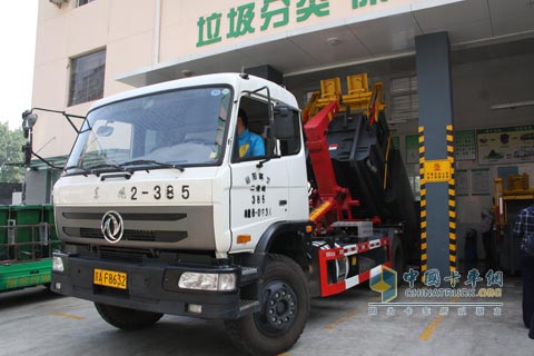 Sanitation workers at garbage transfer stations in Chaoyang District, Beijing operate Haiwo equipment