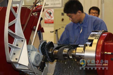 Weichai remanufacturers use advanced cleaning equipment to clean old parts