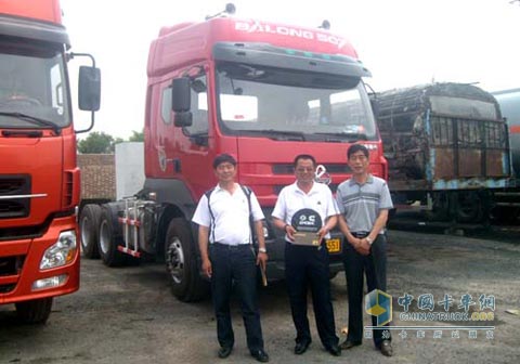 Leaders of Tianjin Shengyi Company and newly purchased vehicles equipped with Dongfeng Cummins Engine