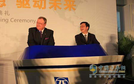 Hans-Georg Haerter, Chief Executive Officer of ZF Group, and Sun Jianping, Head of Shanghai Songjiang District, jointly initiated the "ZF China"