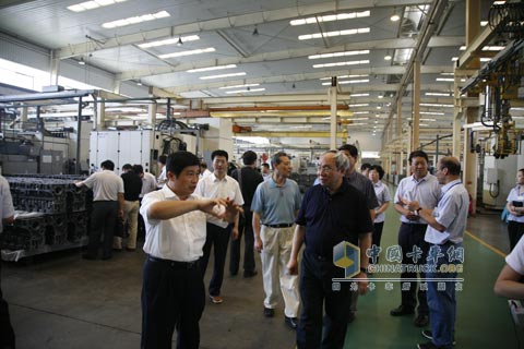 China Academy of Engineering Sun Jinliang (front right) Xiang Yuchai General Manager Li Tiansheng (front left) Learn about Yuchai