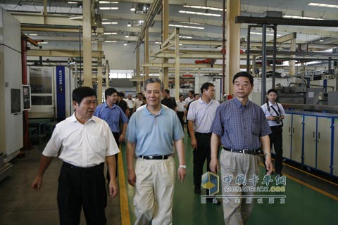 Sun Chuanxi (front right), Song Tianhu (former middle), and Li Tiansheng (front left) communicate during the inspection