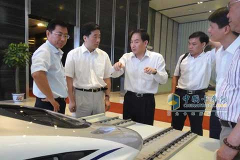 Zhao Xiaogang (third from left) and Zheng Changyi (first from left) explain the CRH-380A EMU to Yu Ping (second from left)
