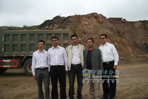 Yunnan Xinda Sales Company took photos with event users and leaders