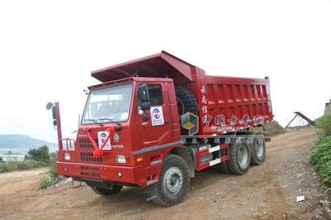 China National Heavy Duty Truck HOVA60 automatic mine car is undergoing downhill test drive