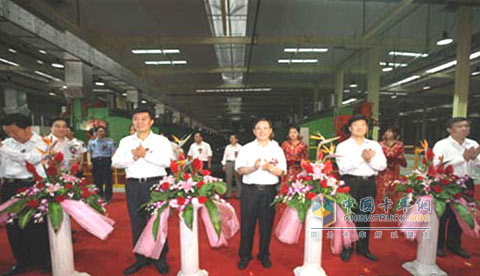 Wu Dengchang, vice governor of Shaanxi Province, cuts ribbon for the production line