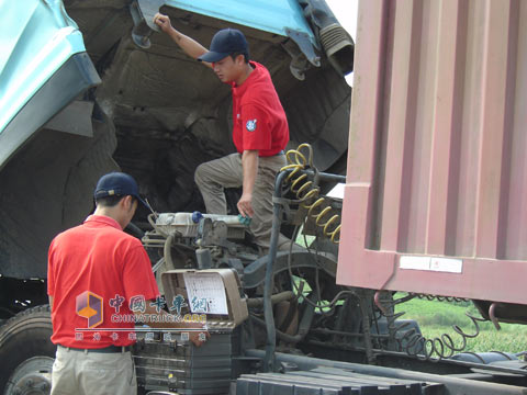 Dongfeng Cummins service personnel in maintenance