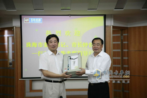 The Mayor of Zhuhai City, Zhong Shijian, and the Chairman of the Board of Directors of Yuchai Group Co., Ltd.