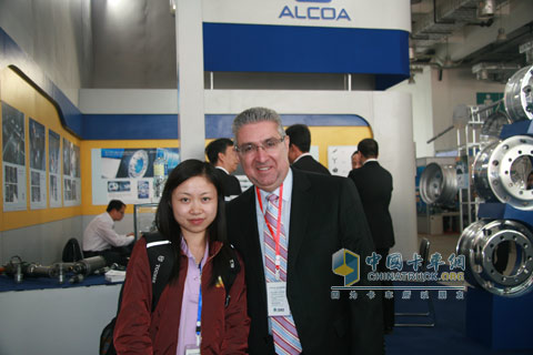 Alcoa China CEO Ross Simon and China Truck Network reporter posing