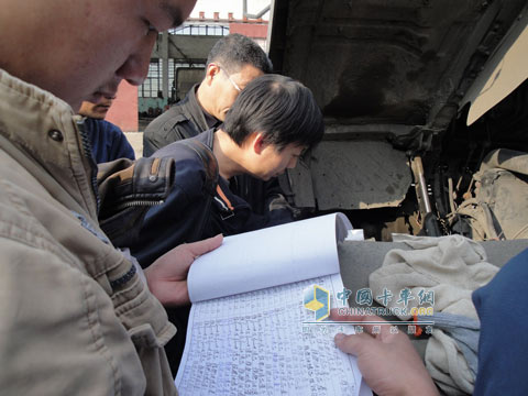 Dongfeng Cummins service personnel inspected a 1.2 million-km machine without major repairs