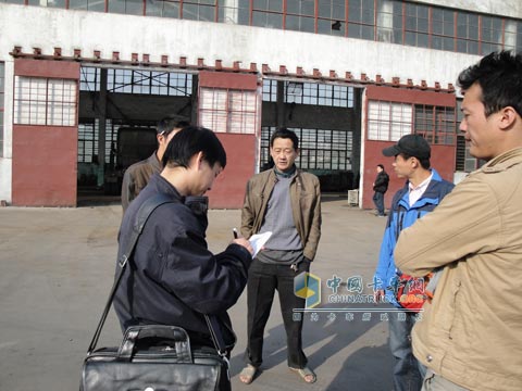 Dongfeng Cummins staff talks with users and collects userâ€™s experience in engine operation and maintenance