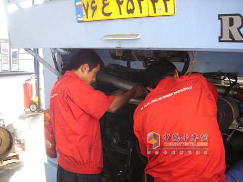 Weichai service personnel on-site maintenance