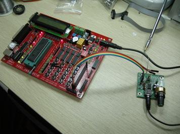 The completed KC-201 FM stereo radio module is connected to the 51 single-chip integrated learning system