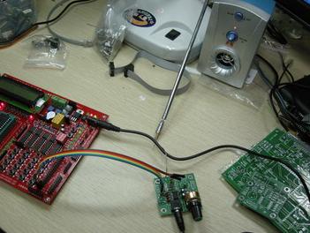 The FM radio module is connected to the 51 MCU development board, and at the same time we use a whip antenna