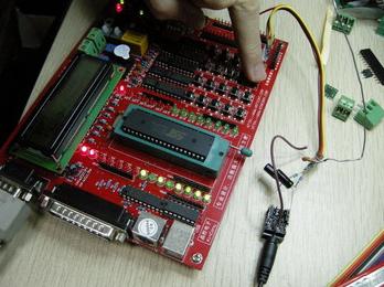 Use buttons to adjust the radio frequency, 1602 LCD screen to display real-time frequency value